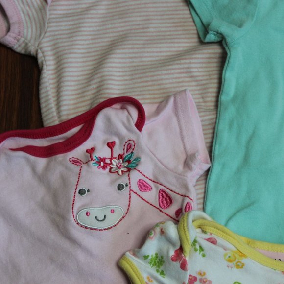 Lot of 7 Baby girl onesies - Picture 4 of 5